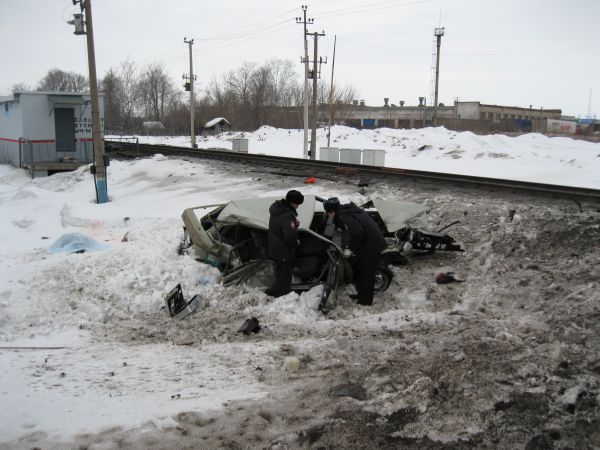 В Салавате столкнулись пассажирский поезд и автомобиль, один человек погиб