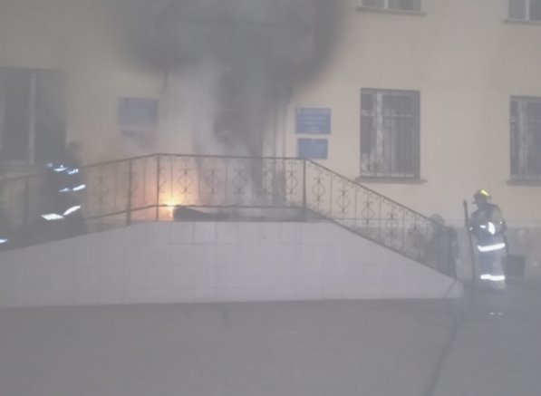 Город Салават. Горит офис «Единой Росиии». Фото: пожарное сообщество Юга РБ