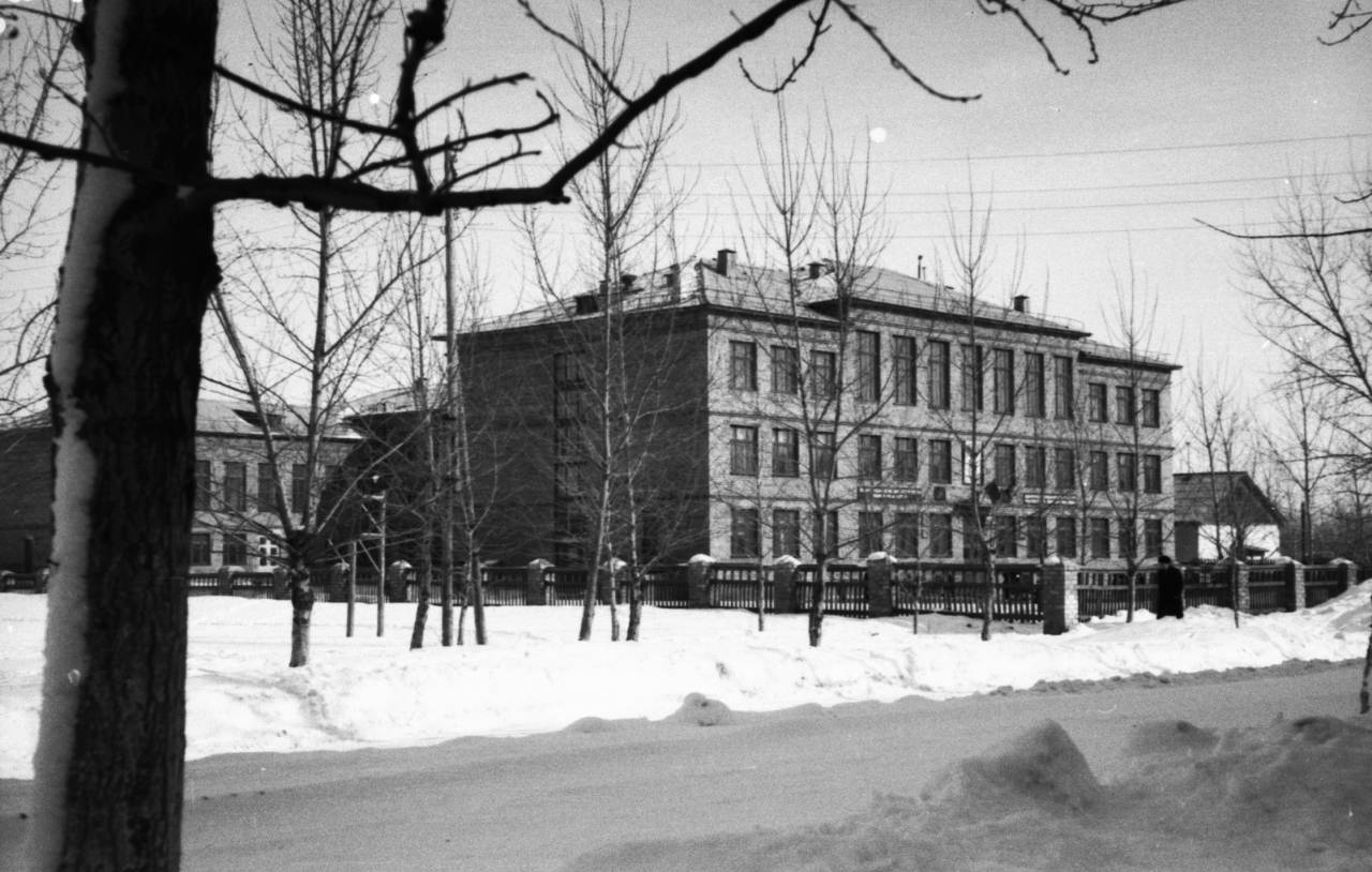 Здание СШ № 1 по ул.Строителей ( с 1964г.)