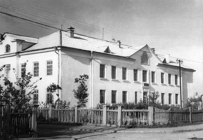Школа №1 на ул. Б. Хмельницкого г. Салават в 1951 году