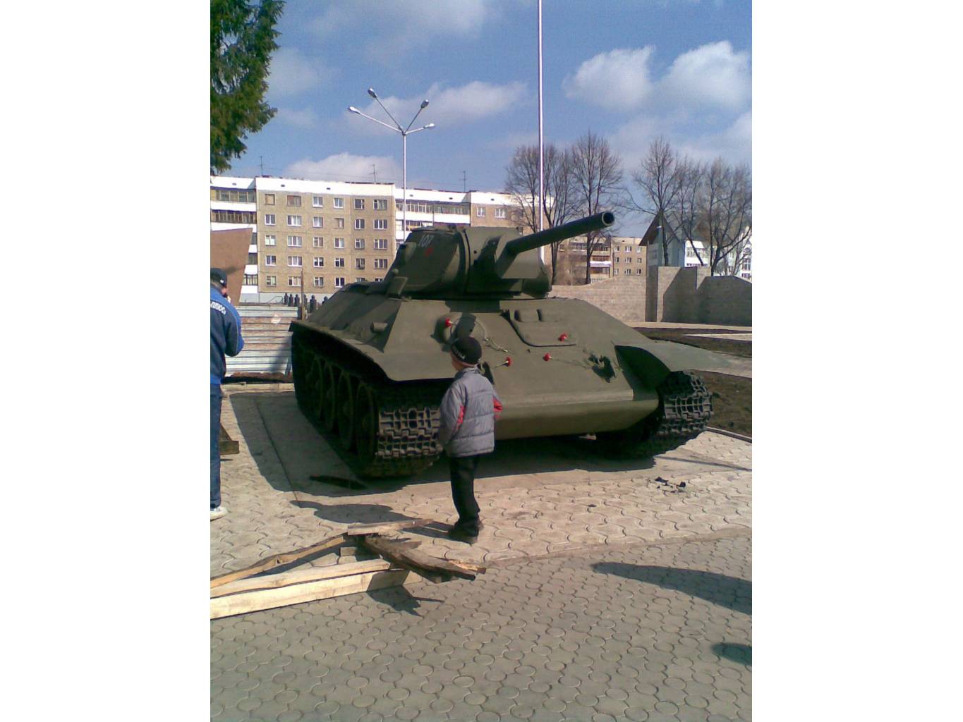 Танк Т-34 около Вечного огня 