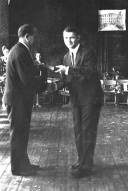 Выпускник 1969года Валерий Долгоброд вручает Александру Ивановичу Ларионову памятный альбом 10-го "Б" класса.